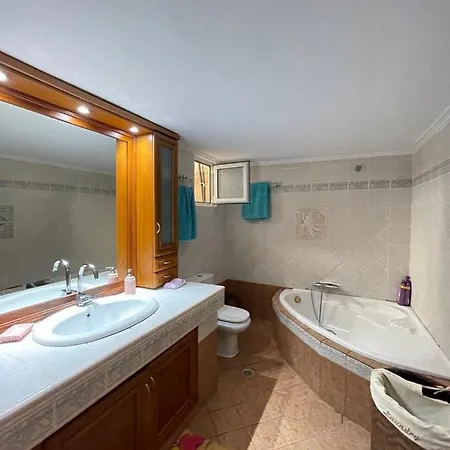 Luxury Seaside Apartment, 3 Bedrooms *